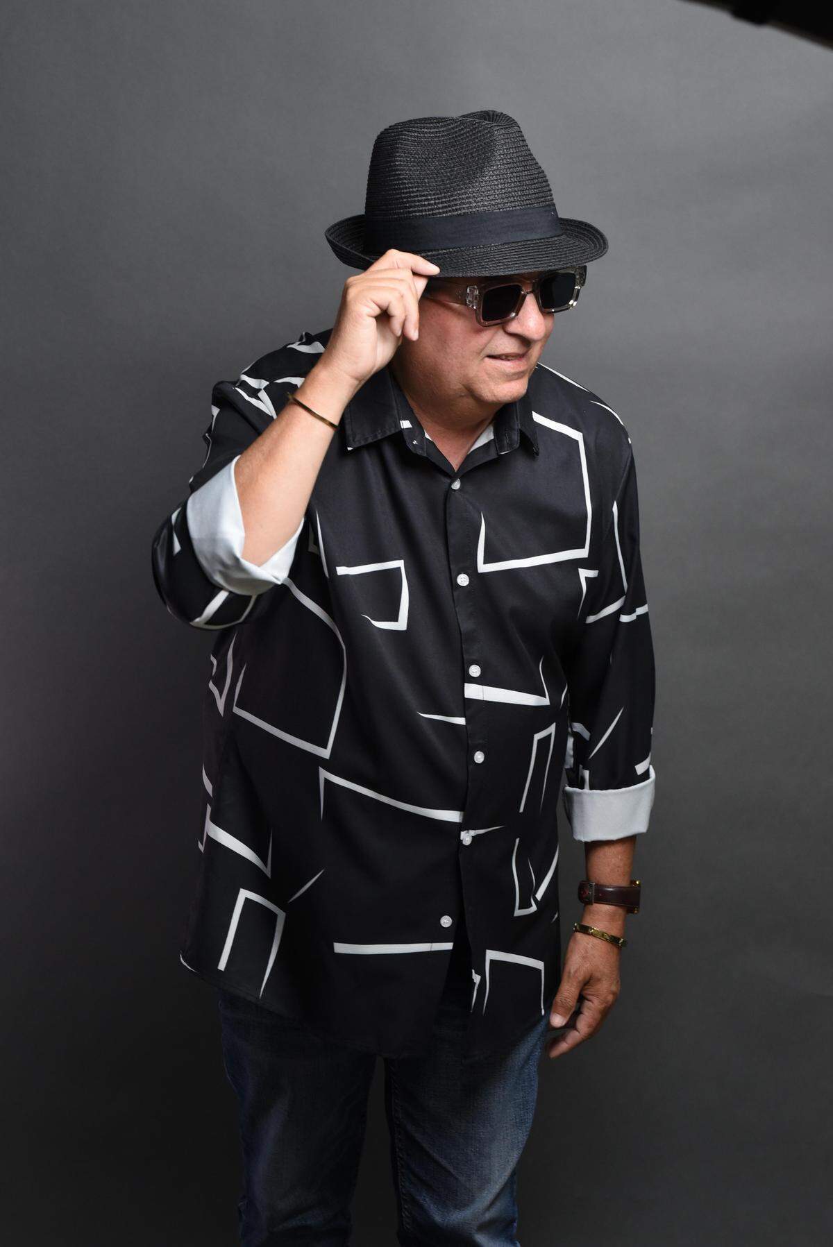 Jorge Alberto, “El Gallito del Son,” takes the stage at La Bodeguita del Medio within CubaNostalgia on May 16 and 17. As his primary artistic craft is *repentismo*—improvised verse—he awaits the audience there to dedicate personalized stanzas to them. The program also features *son* music by the Matamoros, as well as a song dedicated to Cuba, “Patria y Libertad,” which he recorded with Lucy Grau and Carlos Oliva.